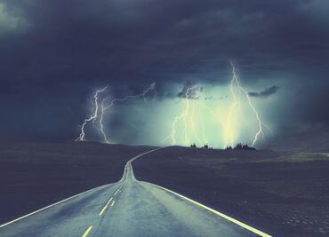Qué hacer durante una tormenta eléctrica si vas manejando tu auto