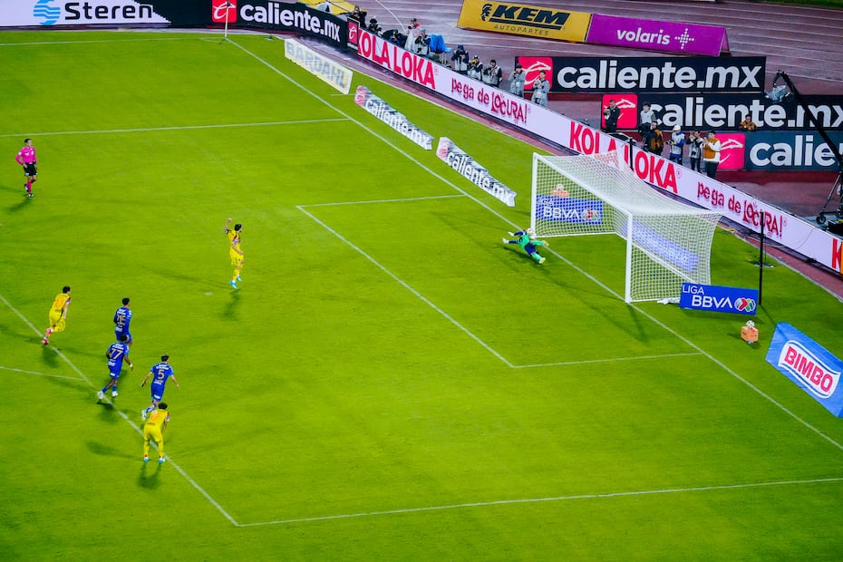 Henry Martín falla penal en el Clásico Capitalino, celebrado en los Cuartos de Final del Clausura 2026 de la Liga MX - Foto: Imago7