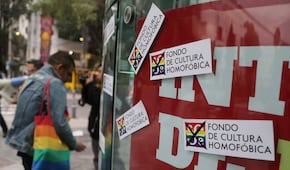 Protestan por discriminación en el Fondo de Cultura Económica