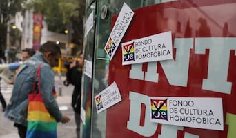 Protestan por discriminación en el Fondo de Cultura Económica