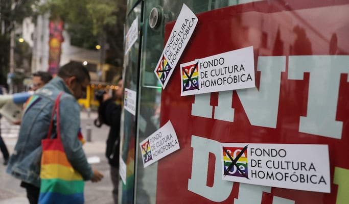 Protestan por discriminación en el Fondo de Cultura Económica