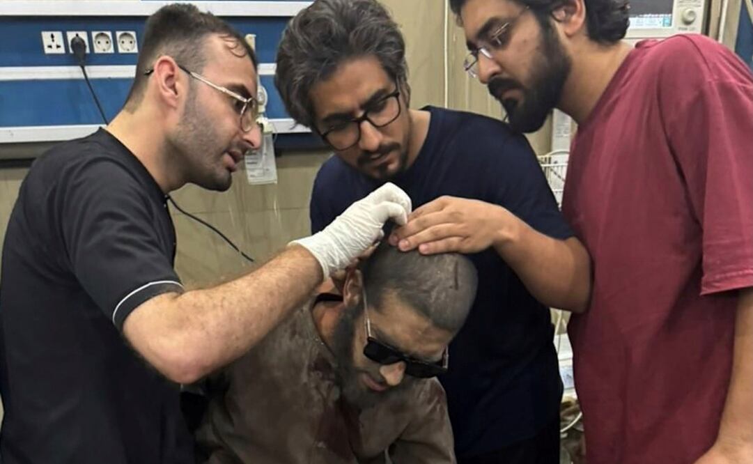 En esta fotografía publicada por Inter Services Public Relations, se muestra a médicos en Paquistán apoyando a heridos en un hospital de Bahawalpur. (06/04/25) Foto: Inter Services Public Relations via AP