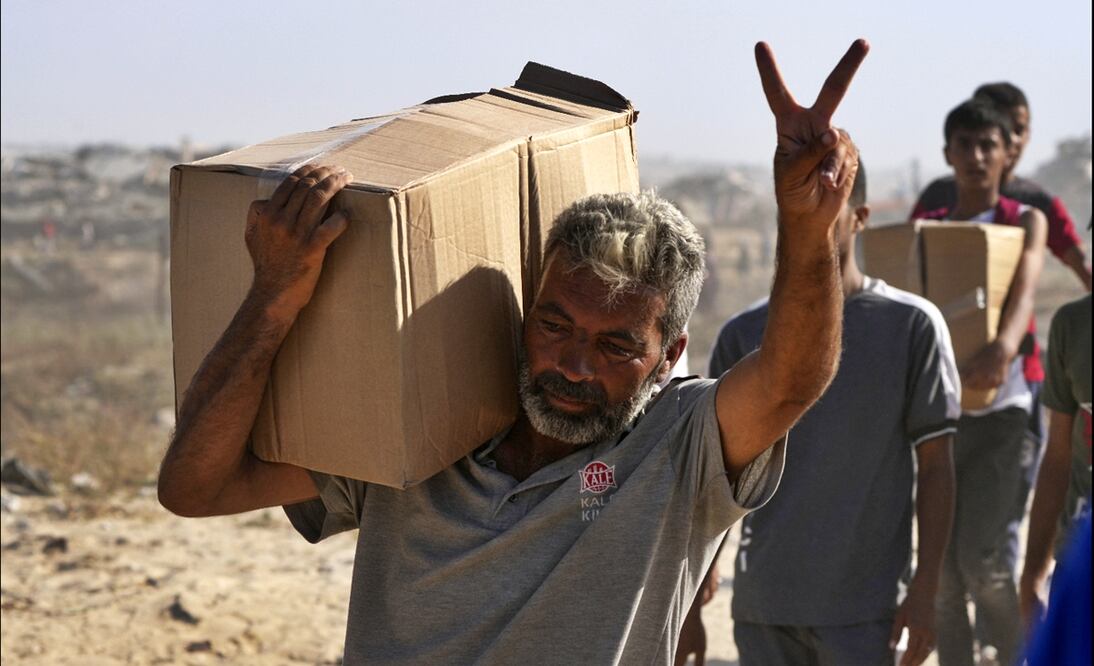 Un hombre palestino realiza la “V” de la victoria tras recibir ayuda humanitaria de la Fundación Humanitaria de Gaza, en Rafah, al sur de la Franja de Gaza, el martes 27 de mayo de 2025. Foto: AP