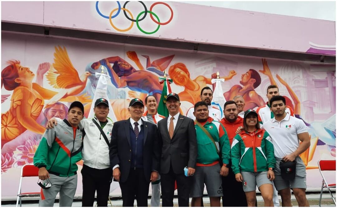 Los atletas posaron con las nuevas vestimentas. Foto: @COM_Mexico