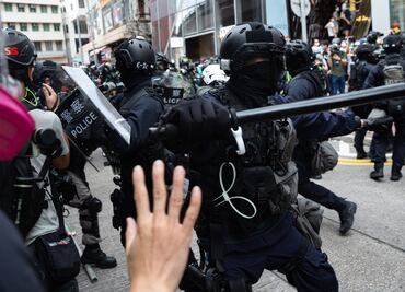 Policía china arremete contra manifestantes en Hong Kong; hay 120 detenidos