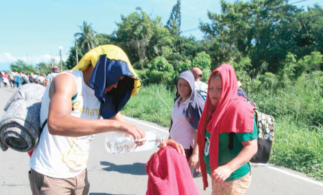 Bajo los intensos rayos del sol, una familia de migrantes caminó 35 kilómetros hasta Tapachula, pese a la amenazas de ser detenidos. FREDY MARTÍN PÉREZ. EL UNIVERSAL