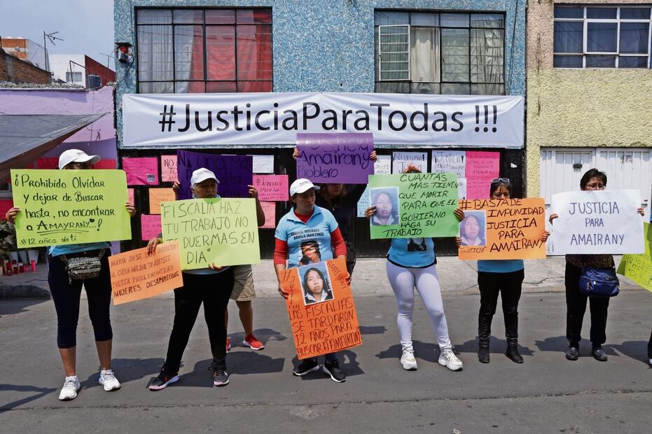 Familiares y amigos de Amairany Roblero se manifestaron afuera del domicilio de Miguel “N”, presunto feminicida de siete mujeres. Foto: Fernanda Rojas / El Universal