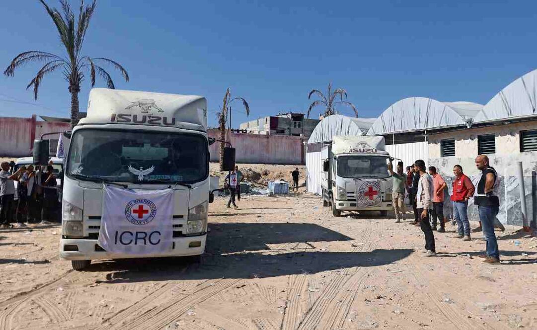 Vehículos y camiones de la Media Luna Roja, en el Hospital Nasser de Khan Yunis, en el sur de la Franja de Gaza. Foto: Omar Al-Qattaa / AFP