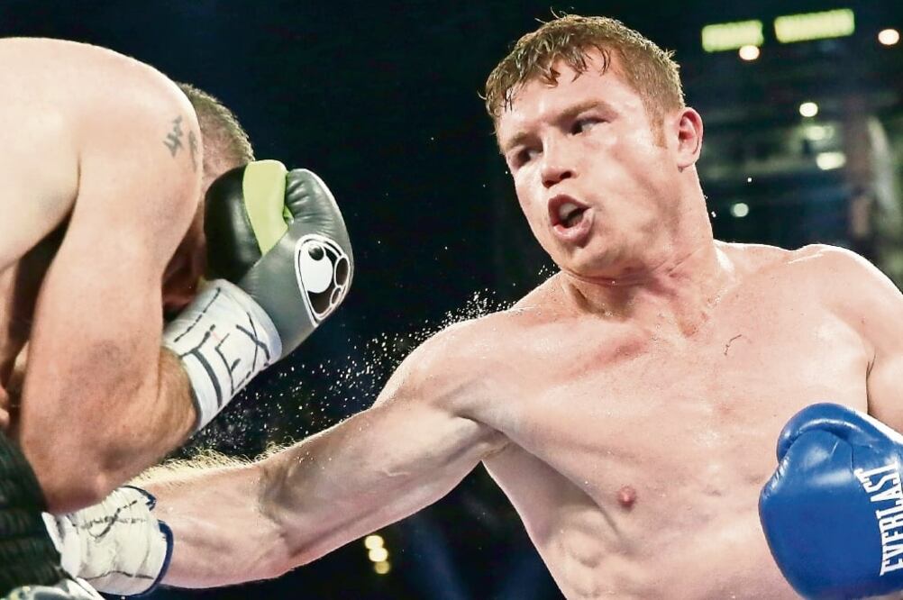 Saúl Álvarez se lesionó en el segundo asalto de la pelea contra el británico Liam Smith (LM OTERO. AP)