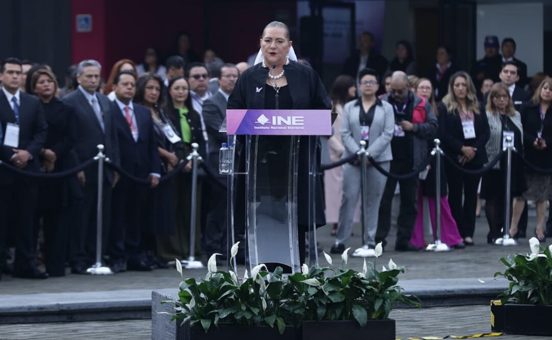 Ciudad de México 1 junio 2025 La presidenta del INE, Guadalupe Taddei encabezó esta mañana la ceremonia cívica de honores a la bandera en la explanada del Instituto. Foto: Fernanda Rojas / EL UNIVERSAL