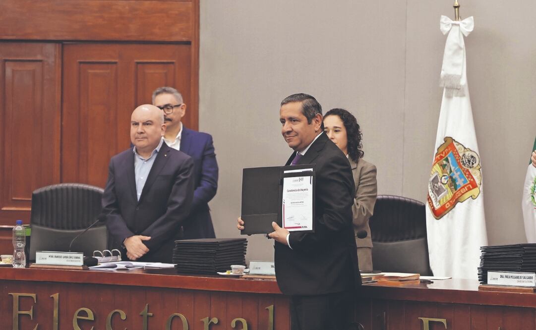 Héctor Macedo, presidente electo del TSJEM, recibió su constancia. Foto: Arturo Hernández/ EL UNIVERSAL