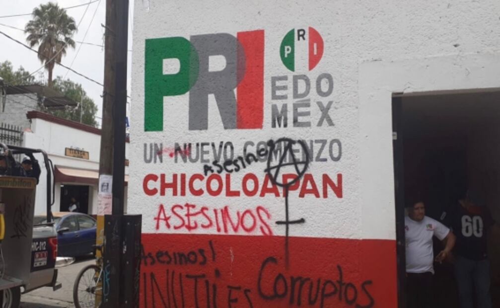 Registran enfrentamiento entre feministas, vecinos y elementos policiacos de Chicoloapan