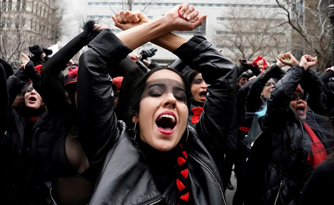 La protesta, que se escuchó desde la sala situada en el piso 15, se desplazó después al metro neoyorquino, que las mujeres tomaron para repetir la escenificación en el Hotel Trump. Foto: Reuters