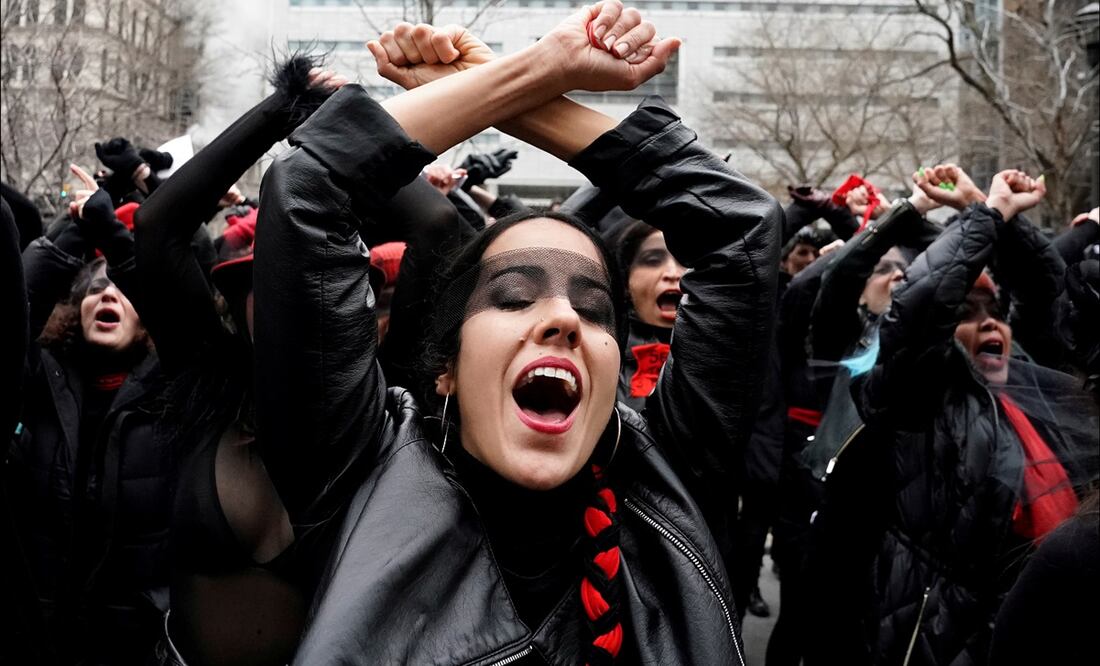 La protesta, que se escuchó desde la sala situada en el piso 15, se desplazó después al metro neoyorquino, que las mujeres tomaron para repetir la escenificación en el Hotel Trump. Foto: Reuters