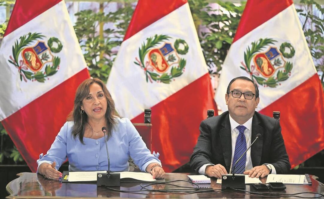 La mandataria peruana, Dina Boluarte, junto al primer ministro Alberto Otárola, en una conferencia el pasado 10 de febrero en el palacio presidencial de Lima. 