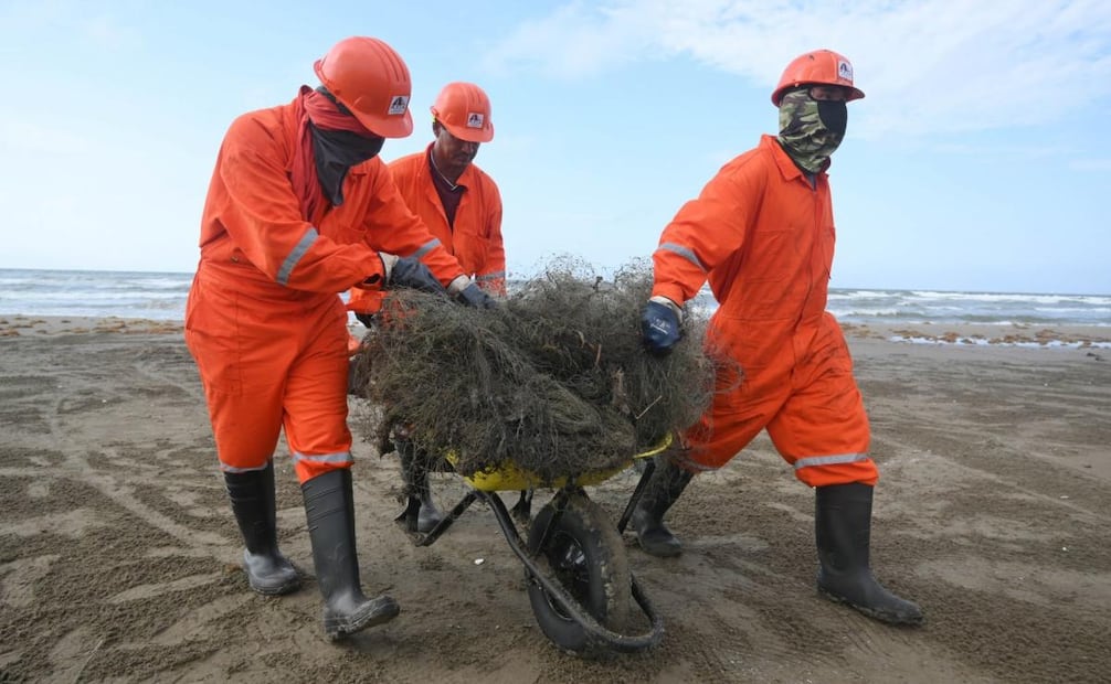 Trabajadores de la empresa MAYA, subcontratada por Pemex, llevan a cabo intensas labores de limpieza a lo largo de la playa de Coatzacoalcos, como parte de las acciones para atender la presencia de hidrocarburos en la zona (25/03/2026). Foto: Ángel Hernández/ Cuartoscuro