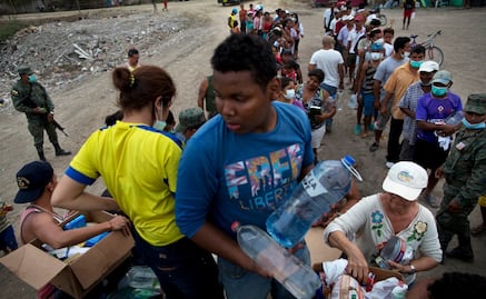Van 587 muertos por sismo en Ecuador