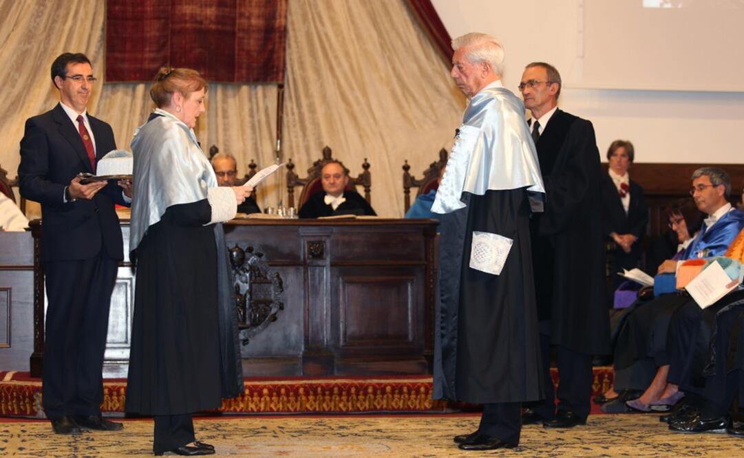 El peruano fue condecorado por "su larga trayectoria literaria, reconocida internacionalmente, además de su influencia en la sociedad como líder de opinión". (FOTO: EFE)