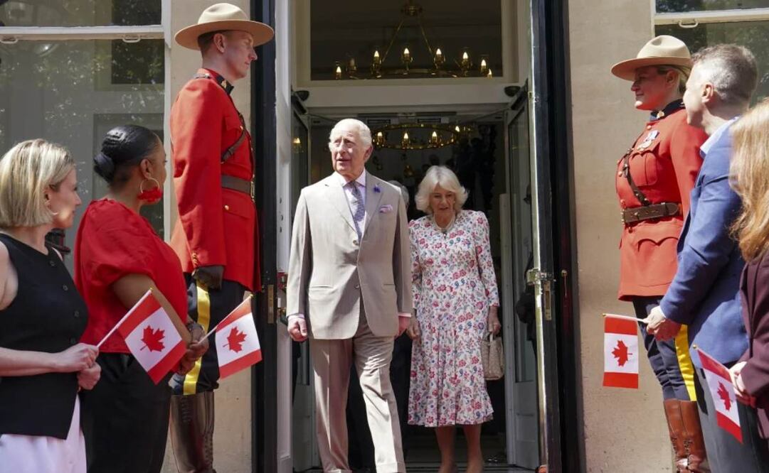 El rey Carlos de Gran Bretaña y la reina Camila al visitar la Casa de Canadá, en Trafalgar Square, en Londres, el martes 20 de mayo de 2025, para conmemorar los 100 años desde que se inauguró en junio de 1925. Foto: AP