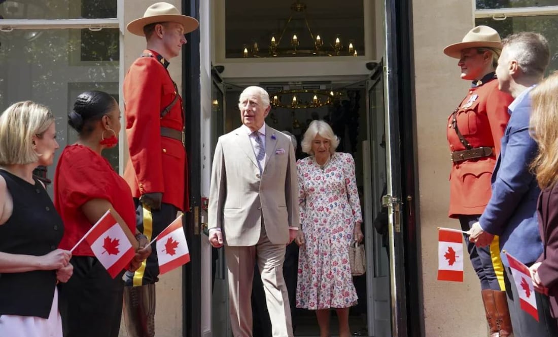 El rey Carlos de Gran Bretaña y la reina Camila al visitar la Casa de Canadá, en Trafalgar Square, en Londres, el martes 20 de mayo de 2025, para conmemorar los 100 años desde que se inauguró en junio de 1925. Foto: AP
