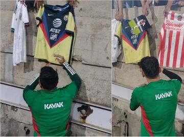 ¿Traicionan a sus equipos? Alexis Vega firmó una playera de América y Edson Álvarez una de Chivas