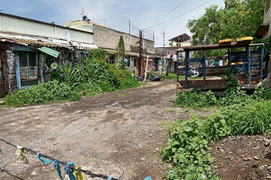 En la calle Amado Nervo, en los límites entre Iztapalapa y Tláhuac, se
aprecian constantes fugas de agua. Foto: Berenice Fregoso / El Universal