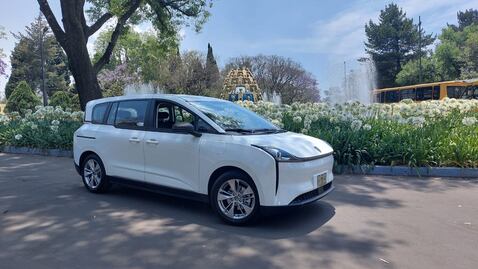 SEV E-NAT, un monovolumen eléctrico para trabajo o familia