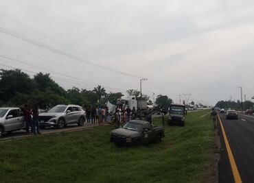 Chocan tráiler y camioneta del Ejército en Tabasco; tres militares resultan heridos