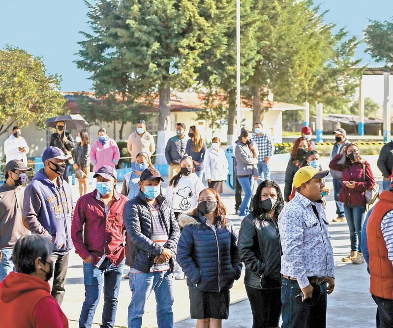 En Hidalgo, en las filas para entrar a votar se olvidó la sana distancia. DIEGO SIMÓN. EL UNIVERSAL
