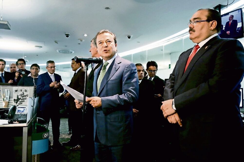 El coordinador del PRI en la Cámara Baja, César Camacho, arremetió contra Felipe Calderón y calificó a la ex primera dama como una persona “sin lealtad” (PRI)