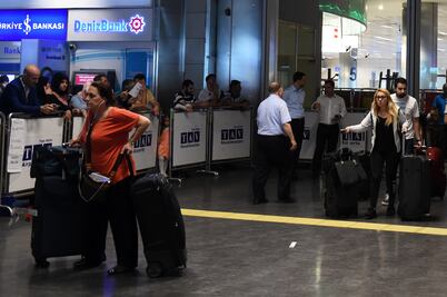 Suman 45 muertos por ataque a aeropuerto de Estambul