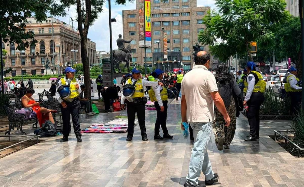 Elementos de la SSC con chalecos fosforescentes se desplegaron en el perímetro de su zona de venta para evitar que las personas caminen por el área.| Foto: Arturo Ordaz Díaz.