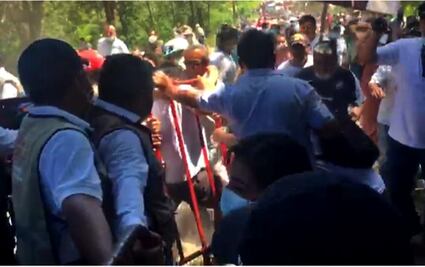 "¡Queremos entrar!": Pobladores rompen filtro de seguridad en evento de AMLO en Oaxaca