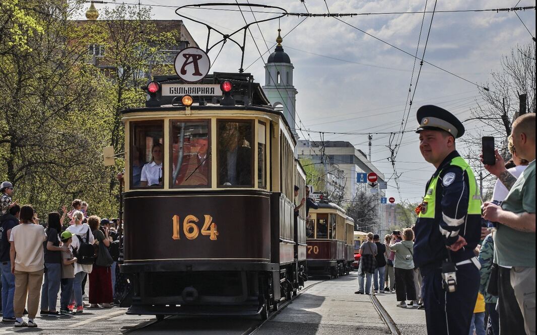 Visitantes observan los tranvías durante el evento “Desfile de Tranvías Retro”, que conmemora el 126 aniversario del servicio de tranvías urbanos en Moscú, Rusia, el sábado 19 de abril de 2025. Foto: EFE