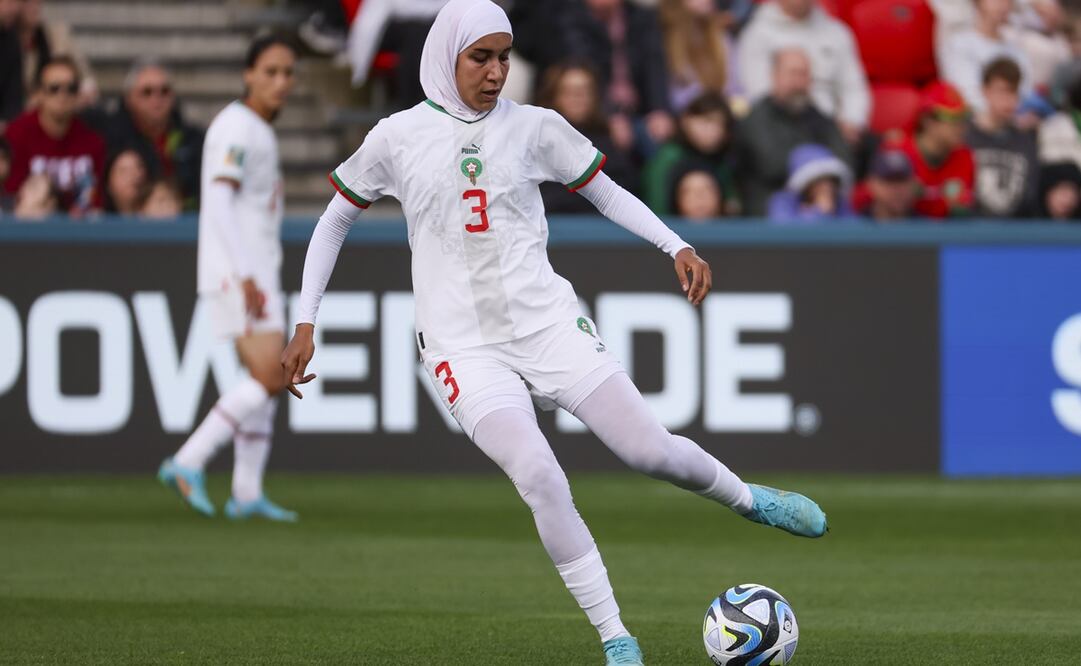 Nohalia Benzina es la primer mujer en usar hiyab en la Copa del Mundo / Foto: AP
