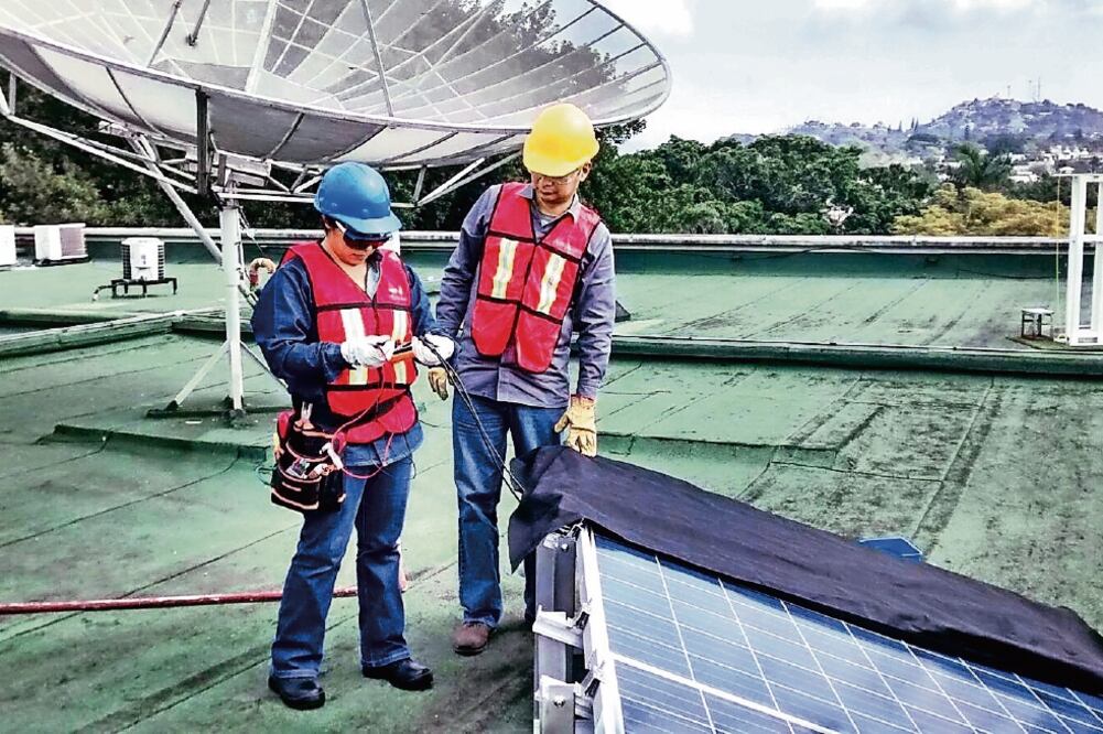 Las mujeres electricistas aseguran que tienen varias ventajas en su oficio. Primero es que todas tienen una ingeniería terminada; segundo, son más eficientes y hacen un trabajo más estético (ESPECIAL)