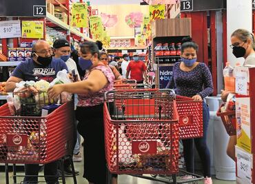 Confianza del consumidor liga cuatro meses a la baja ante creciente inflación