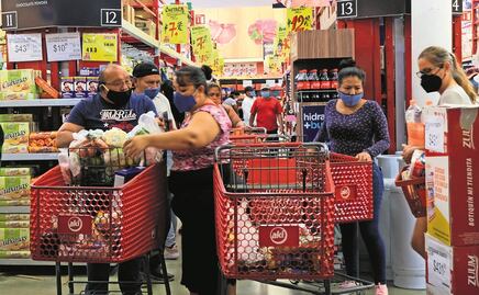 Confianza del consumidor liga cuatro meses a la baja ante creciente inflación 