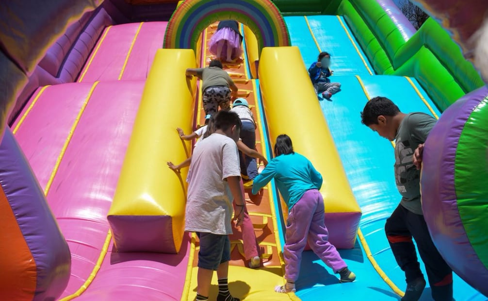 Entre globos y risas, Xochimilco celebra el Día del Niño; familias disfrutan desfile y actividades.
Foto: Santiago Cadena / EL UNIVERSAL.