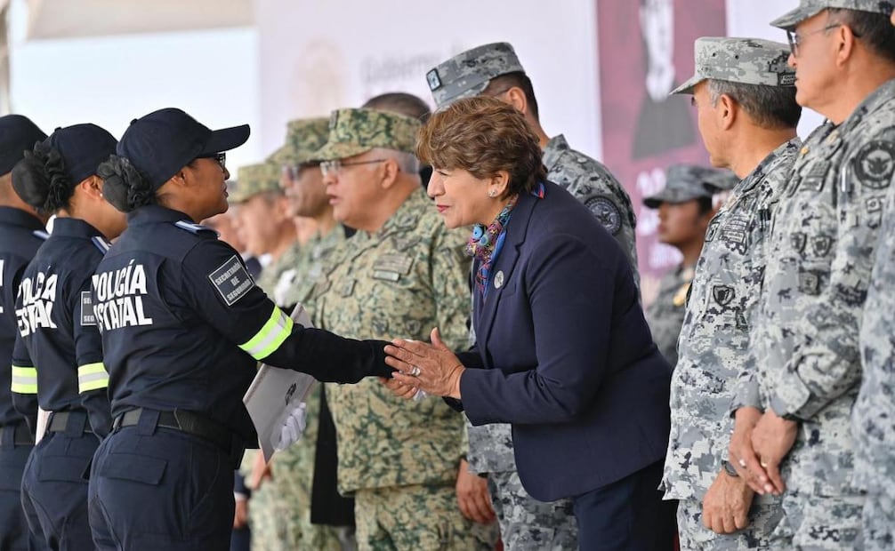 Delfina Gómez encabeza Ceremonia de Graduación de 143 nuevos policías en Huehuetoca; entrega patrullas y armas.
Foto: Especial.