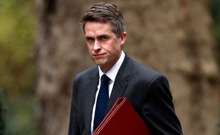 Theresa May despide a secretario de Defensa de Inglaterra por presunta filtración