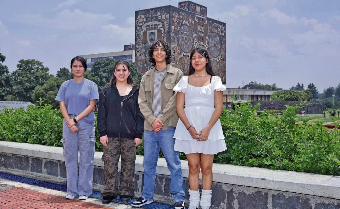 Alumnos de nuevo ingreso que obtuvieron un examen perfecto para el examen de ingreso de la UNAM en el campus central de la universidad. Foto: Fernanda Rojas/ EL UNIVERSAL