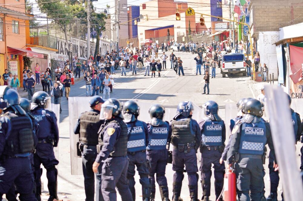 Padres de familia protestaban por el cierre de una escuela cuando fueron atacados, por lo cual intentaron quemar el vehículo del agresor y le lanzaron piedras, por lo que tuvo que llegar la policía capitalina (HUGO GARCÍA. EL UNIVERSAL)