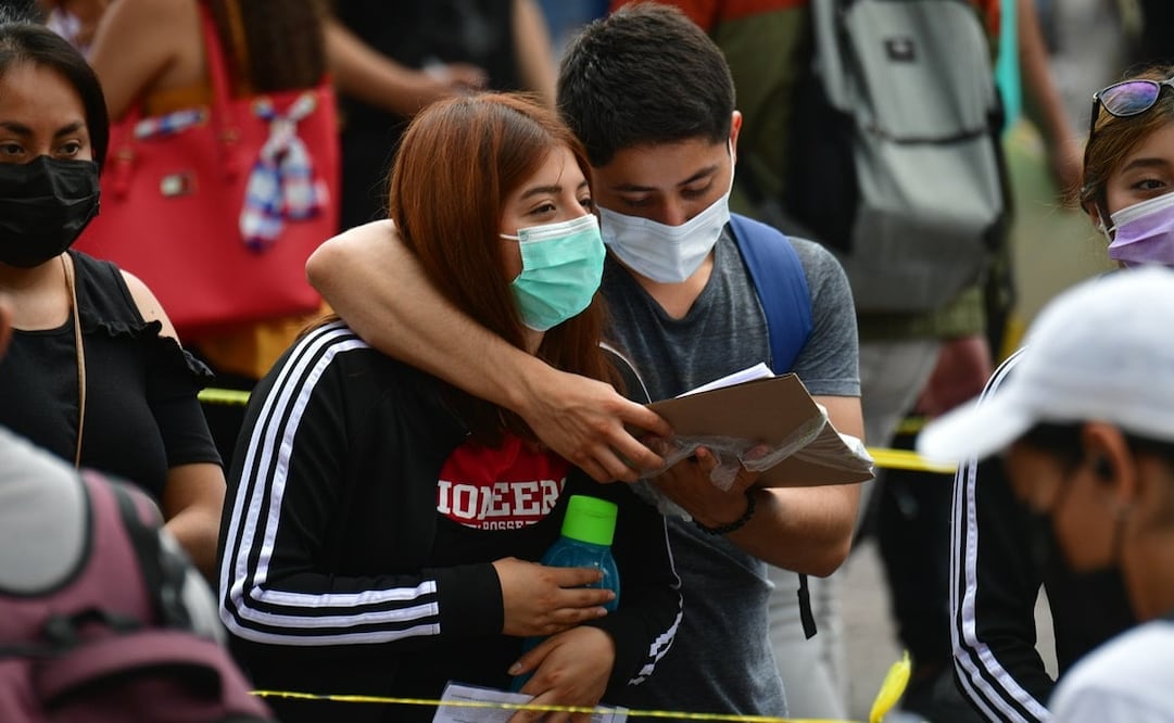 Miles de jóvenes, de la Ciudad de México y del Estado de México, intentaron vacunarse en la Preparatoria 9, en Gustavo A. Madero. Foto: Hugo García. El Universal