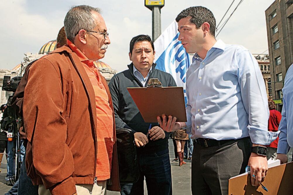 El líder del PAN en la CDMX participó en la repartición de volantes (ESPECIAL)