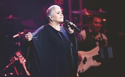 Eugenia León dedica a Francisco Toledo noche en el Palacio de Bellas Artes