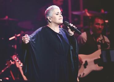 Eugenia León dedica a Francisco Toledo noche en el Palacio de Bellas Artes