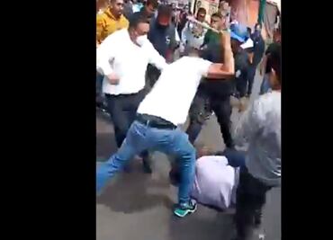 Turba furiosa saca a ladrón de una patrulla para lincharlo en Tlalpan