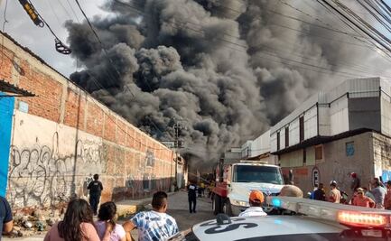 Registran incendio en fábrica colchonera en San Francisco Chilpan, Tultitlán