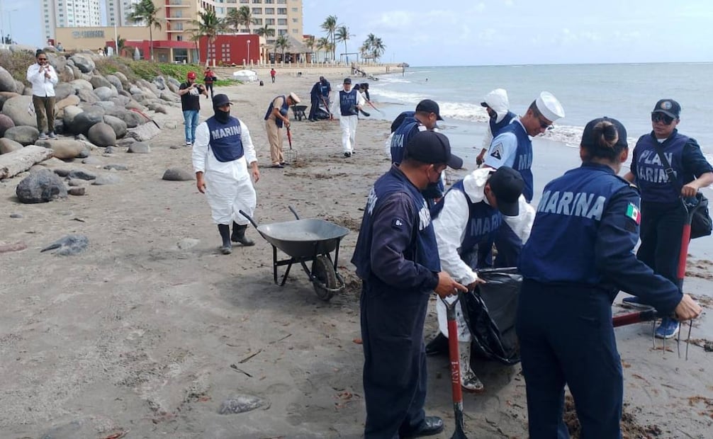 Más de 2400 elementos atienden derrame de crudo en Veracruz y Tabasco; SEMAR ha atendido más de 223 km de playas.
Foto: Especial.